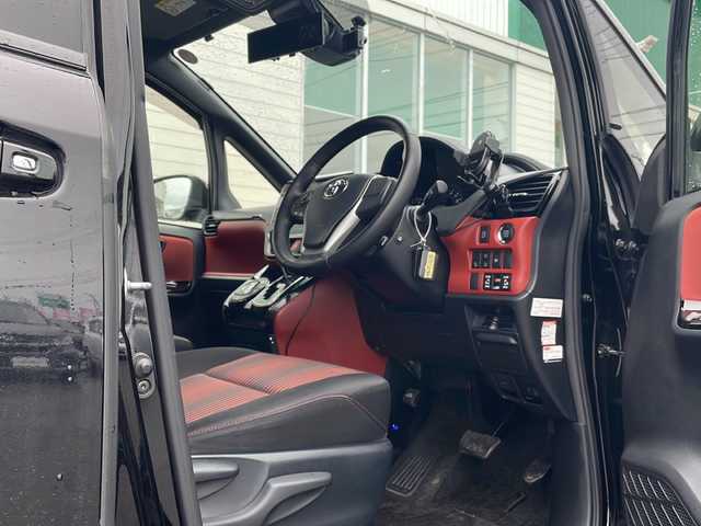 トヨタ ヴォクシー ZS 秋田県 2017(平29)年 7.5万km ブラック 登録時走行距離74373km/４WD/社外メモリナビ/CD/DVD/Bluetooth/フルセグTV/後部用モニター/バックカメラ/ETC/前方ドライブレコーダー/横滑り防止装置/盗難防止装置/レーンキープアシスト/衝突被害軽減システム/両側パワースライドドア/オートライト/オートマチックハイビーム/LEDヘッドライト/フォグランプ/スマートキー/スペアキー/エンジンスターター
