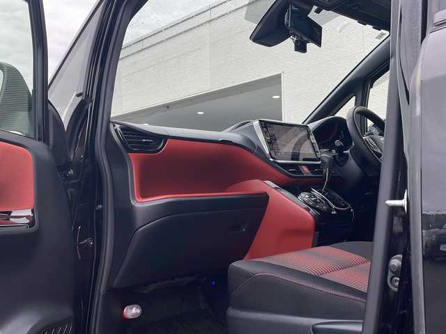トヨタ ヴォクシー ZS 秋田県 2017(平29)年 7.5万km ブラック 登録時走行距離74373km/４WD/社外メモリナビ/CD/DVD/Bluetooth/フルセグTV/後部用モニター/バックカメラ/ETC/前方ドライブレコーダー/横滑り防止装置/盗難防止装置/レーンキープアシスト/衝突被害軽減システム/両側パワースライドドア/オートライト/オートマチックハイビーム/LEDヘッドライト/フォグランプ/スマートキー/スペアキー/エンジンスターター
