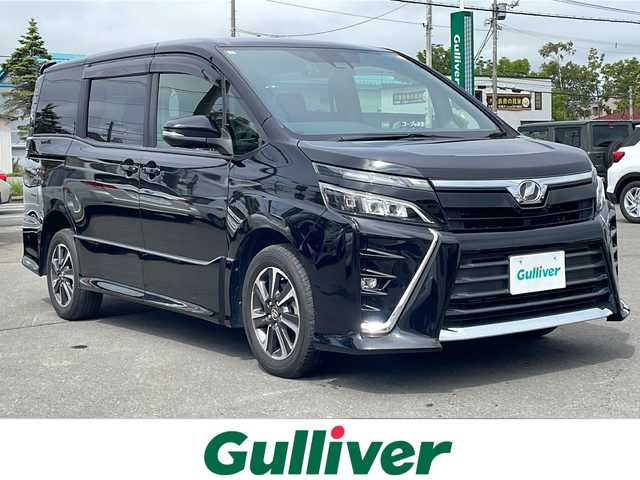 トヨタ ヴォクシー ZS 道東・釧路十勝 2017(平29)年 7.5万km ブラック 登録時走行距離74373km/４WD/社外メモリナビ/CD/DVD/Bluetooth/フルセグTV/後部用モニター/バックカメラ/ETC/前方ドライブレコーダー/横滑り防止装置/盗難防止装置/レーンキープアシスト/衝突被害軽減システム/両側パワースライドドア/オートライト/オートマチックハイビーム/LEDヘッドライト/フォグランプ/スマートキー/スペアキー/エンジンスターター