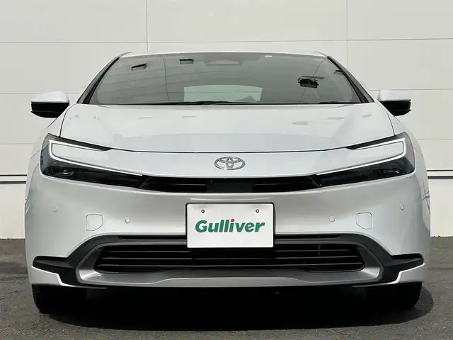 トヨタ プリウス U 佐賀県 2023(令5)年 0.8万km プラチナホワイトパールマイカ トヨタセーフティセンス/・プリクラッシュセーフティー/・レーントレーシングアシスト/・クリアランスソナー/・ロードサインアシスト/８型ディスプレイオーディオ/・Bluetooth/・フルセグ/バックカメラ/革巻きステアリング/ステアリングリモコン/ETC2.0/レーダークルーズコントロール/シートリフター/オートリトラミラー/プッシュスタート/スマートキー/スペアキー×１