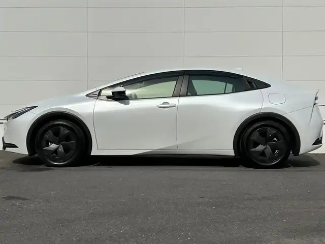 トヨタ プリウス U 佐賀県 2023(令5)年 0.8万km プラチナホワイトパールマイカ トヨタセーフティセンス/・プリクラッシュセーフティー/・レーントレーシングアシスト/・クリアランスソナー/・ロードサインアシスト/８型ディスプレイオーディオ/・Bluetooth/・フルセグ/バックカメラ/革巻きステアリング/ステアリングリモコン/ETC2.0/レーダークルーズコントロール/シートリフター/オートリトラミラー/プッシュスタート/スマートキー/スペアキー×１