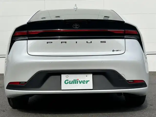 トヨタ プリウス U 佐賀県 2023(令5)年 0.8万km プラチナホワイトパールマイカ トヨタセーフティセンス/・プリクラッシュセーフティー/・レーントレーシングアシスト/・クリアランスソナー/・ロードサインアシスト/８型ディスプレイオーディオ/・Bluetooth/・フルセグ/バックカメラ/革巻きステアリング/ステアリングリモコン/ETC2.0/レーダークルーズコントロール/シートリフター/オートリトラミラー/プッシュスタート/スマートキー/スペアキー×１