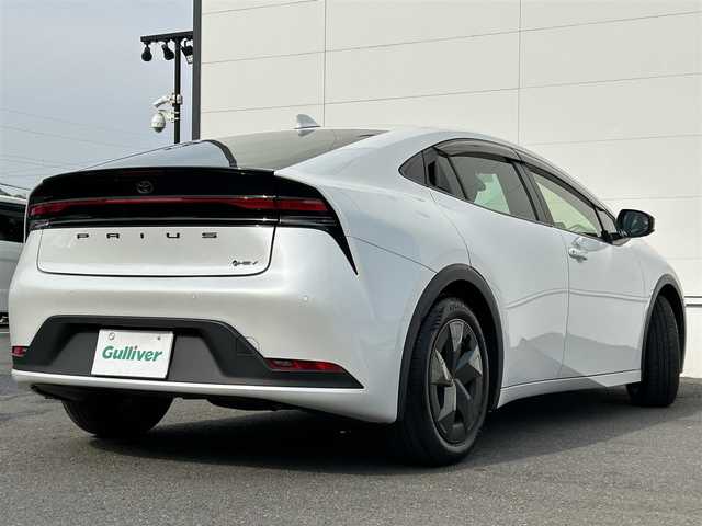 トヨタ プリウス U 佐賀県 2023(令5)年 0.8万km プラチナホワイトパールマイカ トヨタセーフティセンス/・プリクラッシュセーフティー/・レーントレーシングアシスト/・クリアランスソナー/・ロードサインアシスト/８型ディスプレイオーディオ/・Bluetooth/・フルセグ/バックカメラ/革巻きステアリング/ステアリングリモコン/ETC2.0/レーダークルーズコントロール/シートリフター/オートリトラミラー/プッシュスタート/スマートキー/スペアキー×１