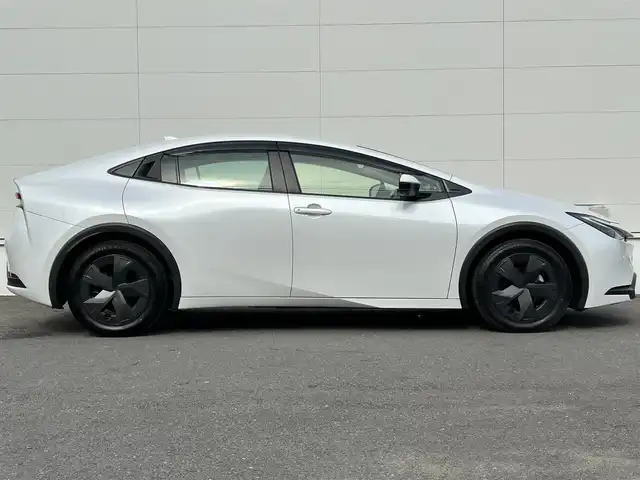 トヨタ プリウス U 佐賀県 2023(令5)年 0.8万km プラチナホワイトパールマイカ トヨタセーフティセンス/・プリクラッシュセーフティー/・レーントレーシングアシスト/・クリアランスソナー/・ロードサインアシスト/８型ディスプレイオーディオ/・Bluetooth/・フルセグ/バックカメラ/革巻きステアリング/ステアリングリモコン/ETC2.0/レーダークルーズコントロール/シートリフター/オートリトラミラー/プッシュスタート/スマートキー/スペアキー×１
