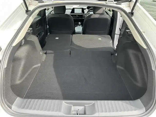 トヨタ プリウス U 佐賀県 2023(令5)年 0.8万km プラチナホワイトパールマイカ トヨタセーフティセンス/・プリクラッシュセーフティー/・レーントレーシングアシスト/・クリアランスソナー/・ロードサインアシスト/８型ディスプレイオーディオ/・Bluetooth/・フルセグ/バックカメラ/革巻きステアリング/ステアリングリモコン/ETC2.0/レーダークルーズコントロール/シートリフター/オートリトラミラー/プッシュスタート/スマートキー/スペアキー×１