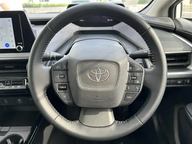 トヨタ プリウス U 佐賀県 2023(令5)年 0.8万km プラチナホワイトパールマイカ トヨタセーフティセンス/・プリクラッシュセーフティー/・レーントレーシングアシスト/・クリアランスソナー/・ロードサインアシスト/８型ディスプレイオーディオ/・Bluetooth/・フルセグ/バックカメラ/革巻きステアリング/ステアリングリモコン/ETC2.0/レーダークルーズコントロール/シートリフター/オートリトラミラー/プッシュスタート/スマートキー/スペアキー×１