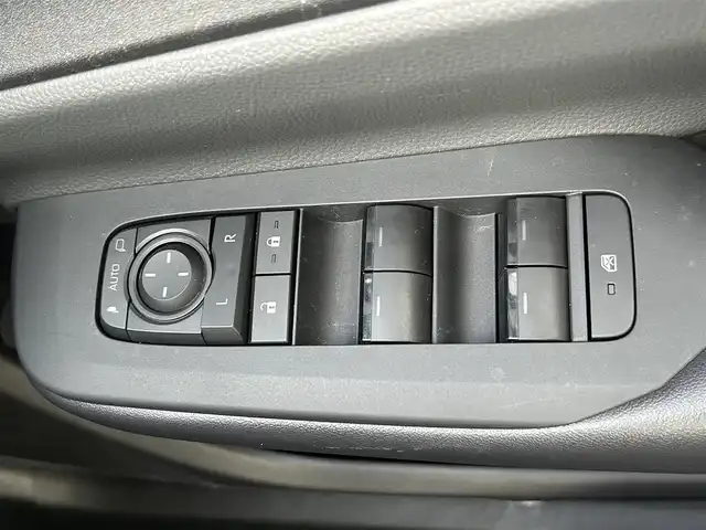 トヨタ プリウス U 佐賀県 2023(令5)年 0.8万km プラチナホワイトパールマイカ トヨタセーフティセンス/・プリクラッシュセーフティー/・レーントレーシングアシスト/・レーダークルーズコントロール/・オートマチックハイビーム/クリアランスソナー/純正ディスプレイオーディオ/・バック/フロント/サイドカメラ/・フルセグTV/BT/純正キャップ付き17インチAW/革巻きステアリング/ステアリングスイッチ/ETC2.0/100V電源/電動格納ミラー/プッシュスタート/スマートキー/スペアキー×１