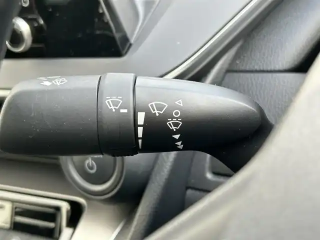 トヨタ プリウス U 佐賀県 2023(令5)年 0.8万km プラチナホワイトパールマイカ トヨタセーフティセンス/・プリクラッシュセーフティー/・レーントレーシングアシスト/・レーダークルーズコントロール/・オートマチックハイビーム/クリアランスソナー/純正ディスプレイオーディオ/・バック/フロント/サイドカメラ/・フルセグTV/BT/純正キャップ付き17インチAW/革巻きステアリング/ステアリングスイッチ/ETC2.0/100V電源/電動格納ミラー/プッシュスタート/スマートキー/スペアキー×１
