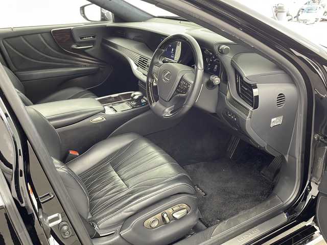 レクサス ＬＳ 500 バージョンL 兵庫県 2018(平30)年 6万km ブラック ・純正ナビ/Bluetoothオーディオ/CD/DVD再生/USB接続/・モデリスタエアロパーツ（リア）/・Lexus Safety System + A/・PCS（プリクラッシュセーフティ）/・FCTA（フロントクロストラフィックアラート）/・LTA（レーントレーシングアシスト）/・AHS（アダプティブハイビームシステム）/・RSA（ロードサインアシスト）/・レーダークルーズコントロール（全車速追従機能付き）/・先行車発進告知機能/・ドライバー異常時対応システム/・BSM（ブラインドスポットモニター）/・前後コーナーセンサー/・ムーンルーフ/・AC100V電源/・アイドリングストップ/・パノラミックビューモニター/・パワーバックドア/・デジタルインナーミラー/・黒レザーシート/・シートベンチレーション（全席）/・パワーシート（全席）/・パドルシフト/・ビルトインETC2.0/・ヘッドアップディスプレイ（HUD）/・前後ドライブレコーダー/・三眼LEDヘッドライト/・AACエアコン/・スマートキー/・スペアキー