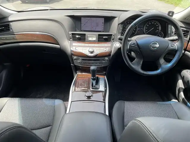 日産 フーガ 250GT 福岡県 2010(平22)年 4万km ブレードシルバー 純正SDナビ(BT、フルセグTV、CD)/バックカメラ/ビルトインETC/クルーズコントロール/カーテンエアバッグ/パワーシート(D＋N席)/ハーフレザーシート/オットマン(N席)/オートライト/オートマチックハイビーム/ABS/AFS/盗難防止装置/前後コーナーセンサー/スマートキー/純正フロアマット/純正アルミホイール/キセノンライト