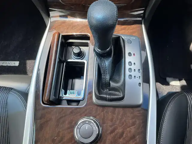 日産 フーガ 250GT 福岡県 2010(平22)年 4万km ブレードシルバー 純正SDナビ(BT、フルセグTV、CD)/バックカメラ/ビルトインETC/クルーズコントロール/カーテンエアバッグ/パワーシート(D＋N席)/ハーフレザーシート/オットマン(N席)/オートライト/オートマチックハイビーム/ABS/AFS/盗難防止装置/前後コーナーセンサー/スマートキー/純正フロアマット/純正アルミホイール/キセノンライト