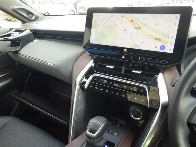 トヨタ ハリアー ハイブリッド Z レザーパッケージ 千葉県 2023(令5)年 1.5万km プレシャスブラックパール Toyota Safety Sense/・プリクラッシュセーフティ/・レーンディパーチャーアラート/・オートハイビーム/・レーダークルーズコントロール/・ブラインドスポットモニタ-/パワーバックドア/調光パノラマルーフ/ヘッドアップディスプレイ/ブラックレザーシート/前席パワーシート/エアシート/シートヒーター/ドライブレコーダー/革巻きステアリング/ステアリングスイッチ/ステアリングヒーター/ETC（2.0）/LEDヘッドライト/フォグライト/ウインカーミラー/クリアランスソナー/純正19インチアルミホイル/サイド/カーテンエアバッグ/スマートキー