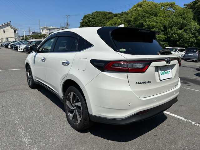 トヨタ ハリアー プレミアム 大阪府 2017(平29)年 7.6万km パール ワンオーナー/純正9型ナビ/Bluetooth/フルセグ/バックカメラ/トヨタセーフティセンス/電動リアゲート/運転席パワーシート/ハーフレザーシート/ビルトインETC2.0/LEDヘッドライト/ドアバイザー/プッシュスタート/スマートキー