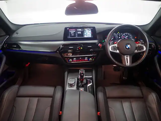 ＢＭＷ Ｍ５ 兵庫県 2018(平30)年 2.5万km 白 純正10.2型ナビ/フルセグTV/3Dビューカメラ/パーキングアシストプラス/ドライビングアシストプラス/・アクティブクルーズコントロール/・ステアリング/レーンコントロールアシスト/・レーンディパーチャーウォーニング/・レーンチェンジウォーニング/・アクティブサイドコリジョンプロテクション/・前後車接近警報機能/・衝突回避/被害軽減ブレーキ/・クロストラフィックウォーニング/IC付ツインターボ/LEDヘッドランプ/デュアルオートエアコン/本革巻きステアリング/パドルシフト/エクステンドレザーメリノシート/前席パワーシート/メモリ/前席シートヒーター/ベンチレーター/純正20インチアルミホイール/コンフォートアクセス/ディスプレイキー/禁煙車