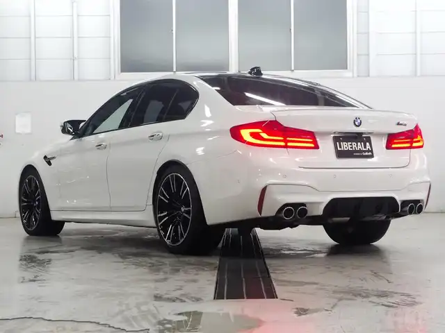 ＢＭＷ Ｍ５ 兵庫県 2018(平30)年 2.5万km 白 純正10.2型ナビ/フルセグTV/3Dビューカメラ/パーキングアシストプラス/ドライビングアシストプラス/・アクティブクルーズコントロール/・ステアリング/レーンコントロールアシスト/・レーンディパーチャーウォーニング/・レーンチェンジウォーニング/・アクティブサイドコリジョンプロテクション/・前後車接近警報機能/・衝突回避/被害軽減ブレーキ/・クロストラフィックウォーニング/IC付ツインターボ/LEDヘッドランプ/デュアルオートエアコン/本革巻きステアリング/パドルシフト/エクステンドレザーメリノシート/前席パワーシート/メモリ/前席シートヒーター/ベンチレーター/純正20インチアルミホイール/コンフォートアクセス/ディスプレイキー/禁煙車