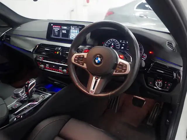 ＢＭＷ Ｍ５ 兵庫県 2018(平30)年 2.5万km 白 純正10.2型ナビ/フルセグTV/3Dビューカメラ/パーキングアシストプラス/ドライビングアシストプラス/・アクティブクルーズコントロール/・ステアリング/レーンコントロールアシスト/・レーンディパーチャーウォーニング/・レーンチェンジウォーニング/・アクティブサイドコリジョンプロテクション/・前後車接近警報機能/・衝突回避/被害軽減ブレーキ/・クロストラフィックウォーニング/IC付ツインターボ/LEDヘッドランプ/デュアルオートエアコン/本革巻きステアリング/パドルシフト/エクステンドレザーメリノシート/前席パワーシート/メモリ/前席シートヒーター/ベンチレーター/純正20インチアルミホイール/コンフォートアクセス/ディスプレイキー/禁煙車