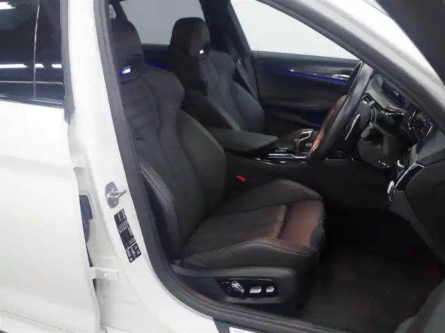ＢＭＷ Ｍ５ 兵庫県 2018(平30)年 2.5万km 白 純正10.2型ナビ/フルセグTV/3Dビューカメラ/パーキングアシストプラス/ドライビングアシストプラス/・アクティブクルーズコントロール/・ステアリング/レーンコントロールアシスト/・レーンディパーチャーウォーニング/・レーンチェンジウォーニング/・アクティブサイドコリジョンプロテクション/・前後車接近警報機能/・衝突回避/被害軽減ブレーキ/・クロストラフィックウォーニング/IC付ツインターボ/LEDヘッドランプ/デュアルオートエアコン/本革巻きステアリング/パドルシフト/エクステンドレザーメリノシート/前席パワーシート/メモリ/前席シートヒーター/ベンチレーター/純正20インチアルミホイール/コンフォートアクセス/ディスプレイキー/禁煙車