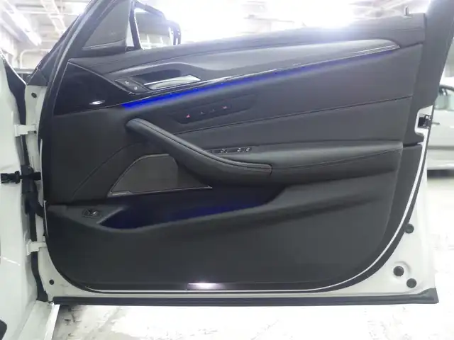 ＢＭＷ Ｍ５ 兵庫県 2018(平30)年 2.5万km 白 純正10.2型ナビ/フルセグTV/3Dビューカメラ/パーキングアシストプラス/ドライビングアシストプラス/・アクティブクルーズコントロール/・ステアリング/レーンコントロールアシスト/・レーンディパーチャーウォーニング/・レーンチェンジウォーニング/・アクティブサイドコリジョンプロテクション/・前後車接近警報機能/・衝突回避/被害軽減ブレーキ/・クロストラフィックウォーニング/IC付ツインターボ/LEDヘッドランプ/デュアルオートエアコン/本革巻きステアリング/パドルシフト/エクステンドレザーメリノシート/前席パワーシート/メモリ/前席シートヒーター/ベンチレーター/純正20インチアルミホイール/コンフォートアクセス/ディスプレイキー/禁煙車