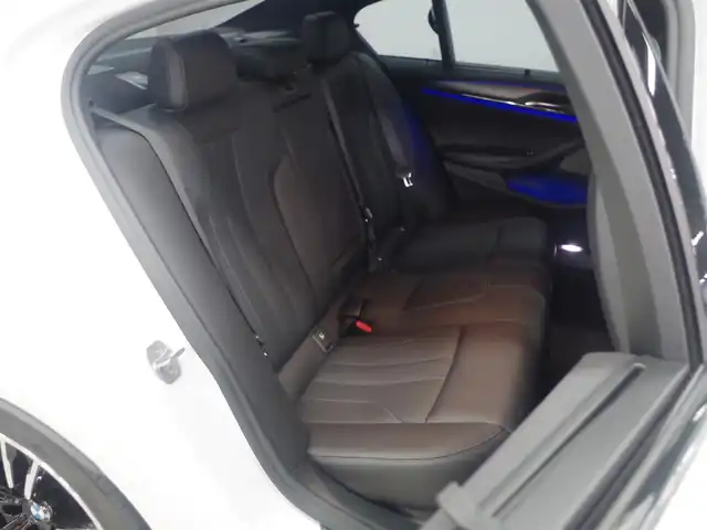 ＢＭＷ Ｍ５ 兵庫県 2018(平30)年 2.5万km 白 純正10.2型ナビ/フルセグTV/3Dビューカメラ/パーキングアシストプラス/ドライビングアシストプラス/・アクティブクルーズコントロール/・ステアリング/レーンコントロールアシスト/・レーンディパーチャーウォーニング/・レーンチェンジウォーニング/・アクティブサイドコリジョンプロテクション/・前後車接近警報機能/・衝突回避/被害軽減ブレーキ/・クロストラフィックウォーニング/IC付ツインターボ/LEDヘッドランプ/デュアルオートエアコン/本革巻きステアリング/パドルシフト/エクステンドレザーメリノシート/前席パワーシート/メモリ/前席シートヒーター/ベンチレーター/純正20インチアルミホイール/コンフォートアクセス/ディスプレイキー/禁煙車