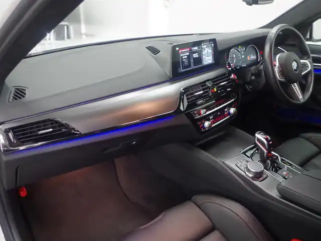 ＢＭＷ Ｍ５ 兵庫県 2018(平30)年 2.5万km 白 純正10.2型ナビ/フルセグTV/3Dビューカメラ/パーキングアシストプラス/ドライビングアシストプラス/・アクティブクルーズコントロール/・ステアリング/レーンコントロールアシスト/・レーンディパーチャーウォーニング/・レーンチェンジウォーニング/・アクティブサイドコリジョンプロテクション/・前後車接近警報機能/・衝突回避/被害軽減ブレーキ/・クロストラフィックウォーニング/IC付ツインターボ/LEDヘッドランプ/デュアルオートエアコン/本革巻きステアリング/パドルシフト/エクステンドレザーメリノシート/前席パワーシート/メモリ/前席シートヒーター/ベンチレーター/純正20インチアルミホイール/コンフォートアクセス/ディスプレイキー/禁煙車