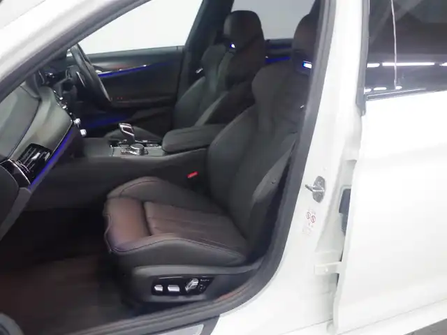 ＢＭＷ Ｍ５ 兵庫県 2018(平30)年 2.5万km 白 純正10.2型ナビ/フルセグTV/3Dビューカメラ/パーキングアシストプラス/ドライビングアシストプラス/・アクティブクルーズコントロール/・ステアリング/レーンコントロールアシスト/・レーンディパーチャーウォーニング/・レーンチェンジウォーニング/・アクティブサイドコリジョンプロテクション/・前後車接近警報機能/・衝突回避/被害軽減ブレーキ/・クロストラフィックウォーニング/IC付ツインターボ/LEDヘッドランプ/デュアルオートエアコン/本革巻きステアリング/パドルシフト/エクステンドレザーメリノシート/前席パワーシート/メモリ/前席シートヒーター/ベンチレーター/純正20インチアルミホイール/コンフォートアクセス/ディスプレイキー/禁煙車