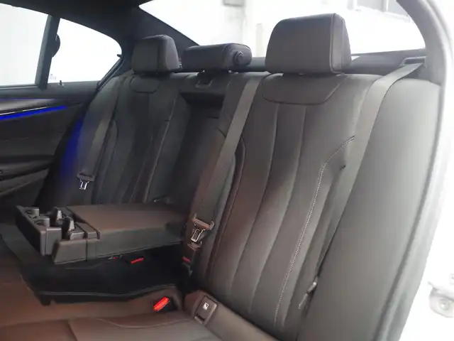 ＢＭＷ Ｍ５ 兵庫県 2018(平30)年 2.5万km 白 純正10.2型ナビ/フルセグTV/3Dビューカメラ/パーキングアシストプラス/ドライビングアシストプラス/・アクティブクルーズコントロール/・ステアリング/レーンコントロールアシスト/・レーンディパーチャーウォーニング/・レーンチェンジウォーニング/・アクティブサイドコリジョンプロテクション/・前後車接近警報機能/・衝突回避/被害軽減ブレーキ/・クロストラフィックウォーニング/IC付ツインターボ/LEDヘッドランプ/デュアルオートエアコン/本革巻きステアリング/パドルシフト/エクステンドレザーメリノシート/前席パワーシート/メモリ/前席シートヒーター/ベンチレーター/純正20インチアルミホイール/コンフォートアクセス/ディスプレイキー/禁煙車