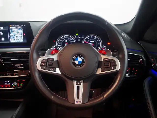 ＢＭＷ Ｍ５ 兵庫県 2018(平30)年 2.5万km 白 純正10.2型ナビ/フルセグTV/3Dビューカメラ/パーキングアシストプラス/ドライビングアシストプラス/・アクティブクルーズコントロール/・ステアリング/レーンコントロールアシスト/・レーンディパーチャーウォーニング/・レーンチェンジウォーニング/・アクティブサイドコリジョンプロテクション/・前後車接近警報機能/・衝突回避/被害軽減ブレーキ/・クロストラフィックウォーニング/IC付ツインターボ/LEDヘッドランプ/デュアルオートエアコン/本革巻きステアリング/パドルシフト/エクステンドレザーメリノシート/前席パワーシート/メモリ/前席シートヒーター/ベンチレーター/純正20インチアルミホイール/コンフォートアクセス/ディスプレイキー/禁煙車