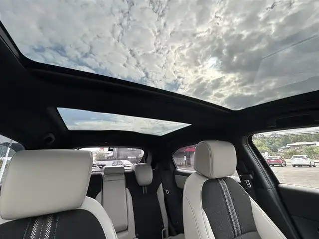 ホンダ ヴェゼル ハイブリッド e:HEV Z PLaYパッケージ 鹿児島県 2024(令6)年 2万km ブルーグリーン ワンオーナー/ガラスルーフ/純正メモリナビ/　　BT/フルセグ/アラウンドビューモニター/レーダークルーズコントロール/LEDヘッドライト/ハーフレザーシート/純正18インチAW/スマートキー/純正ビルトインETC2.0/ステアリングヒーター