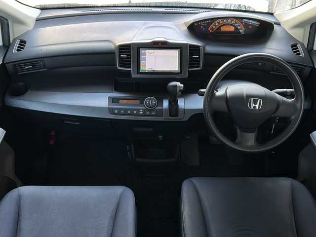 ホンダ フリード G ジャストセレクション 静岡県 2009(平21)年 5.2万km アラバスターシルバーメタリック 社外ナビ（AM FM CD ワンセグテレビ iPod）/片側パワースライドドア/チップアップシート/3列シート/ETC/純正フロアマット/キノセンヘッドライト/オートライト/リモコンキー/スペアキー×１/パワーステアリング/パワーウィンドウ/オートエアコン/ABS/取扱説明書/保証書