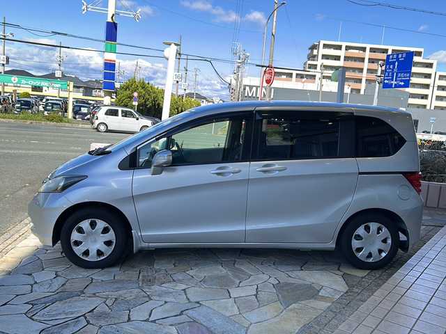 ホンダ フリード G ジャストセレクション 静岡県 2009(平21)年 5.2万km アラバスターシルバーメタリック 社外ナビ（AM FM CD ワンセグテレビ iPod）/片側パワースライドドア/チップアップシート/3列シート/ETC/純正フロアマット/キノセンヘッドライト/オートライト/リモコンキー/スペアキー×１/パワーステアリング/パワーウィンドウ/オートエアコン/ABS/取扱説明書/保証書