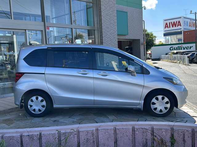 ホンダ フリード G ジャストセレクション 静岡県 2009(平21)年 5.2万km アラバスターシルバーメタリック 社外ナビ（AM FM CD ワンセグテレビ iPod）/片側パワースライドドア/チップアップシート/3列シート/ETC/純正フロアマット/キノセンヘッドライト/オートライト/リモコンキー/スペアキー×１/パワーステアリング/パワーウィンドウ/オートエアコン/ABS/取扱説明書/保証書