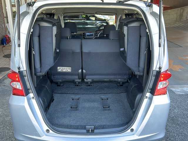 ホンダ フリード G ジャストセレクション 静岡県 2009(平21)年 5.2万km アラバスターシルバーメタリック 社外ナビ（AM FM CD ワンセグテレビ iPod）/片側パワースライドドア/チップアップシート/3列シート/ETC/純正フロアマット/キノセンヘッドライト/オートライト/リモコンキー/スペアキー×１/パワーステアリング/パワーウィンドウ/オートエアコン/ABS/取扱説明書/保証書