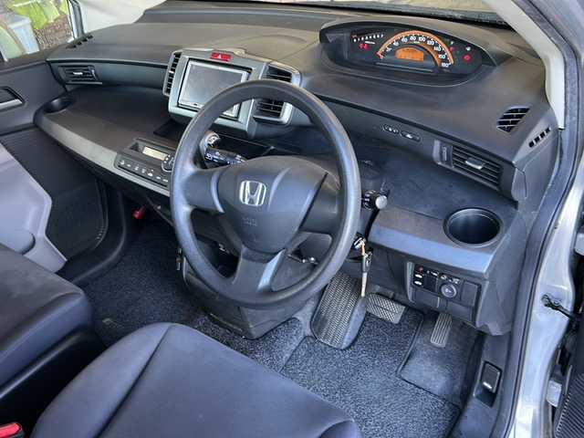 ホンダ フリード G ジャストセレクション 静岡県 2009(平21)年 5.2万km アラバスターシルバーメタリック 社外ナビ（AM FM CD ワンセグテレビ iPod）/片側パワースライドドア/チップアップシート/3列シート/ETC/純正フロアマット/キノセンヘッドライト/オートライト/リモコンキー/スペアキー×１/パワーステアリング/パワーウィンドウ/オートエアコン/ABS/取扱説明書/保証書