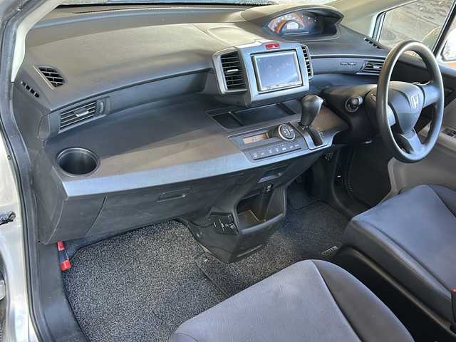 ホンダ フリード G ジャストセレクション 静岡県 2009(平21)年 5.2万km アラバスターシルバーメタリック 社外ナビ（AM FM CD ワンセグテレビ iPod）/片側パワースライドドア/チップアップシート/3列シート/ETC/純正フロアマット/キノセンヘッドライト/オートライト/リモコンキー/スペアキー×１/パワーステアリング/パワーウィンドウ/オートエアコン/ABS/取扱説明書/保証書