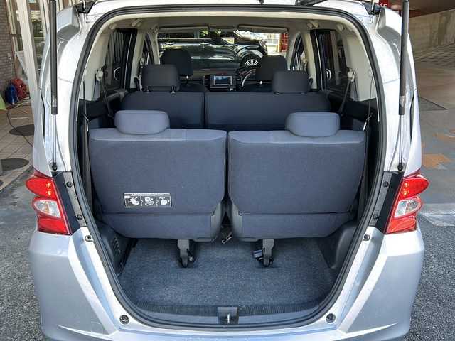 ホンダ フリード G ジャストセレクション 静岡県 2009(平21)年 5.2万km アラバスターシルバーメタリック 社外ナビ（AM FM CD ワンセグテレビ iPod）/片側パワースライドドア/チップアップシート/3列シート/ETC/純正フロアマット/キノセンヘッドライト/オートライト/リモコンキー/スペアキー×１/パワーステアリング/パワーウィンドウ/オートエアコン/ABS/取扱説明書/保証書