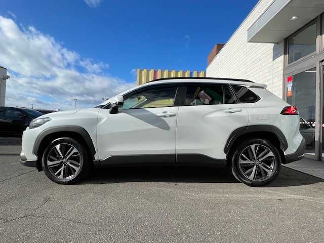 トヨタ カローラ クロス ハイブリッド Z 青森県 2023(令5)年 3.2万km プラチナホワイトパールマイカ ワンオーナー/純正ナビ（BlueTooth/フルセグ/DVD）/トヨタセーフティセンス/全周囲カメラ/バックカメラ/ハンドルヒーター/AC100V/純正エンジンスターター/ハーフレザーシート/D/N席シートヒーター/VIEWカメラ/オートライト/フォグランプ/寒冷地仕様/ハンズフリーパワーバックドア/純正225/50/18インチAW（夏装着）/社外215/60/17インチAW（冬VRX3）/保証書/取扱説明書