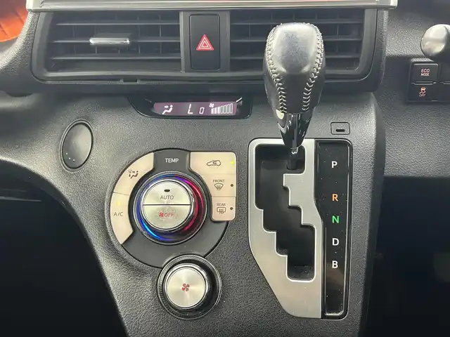 トヨタ シエンタ ハイブリッド G クエロ 熊本県 2018(平30)年 7.7万km ブラックマイカ/ラディアントグリーンメタリック 2トーン 純正ナビ（ＣＤ・フルセグ・ＢＴ・ＳＤ）/全周囲カメラ　/ビルトインＥＴＣ　/両側パワースライドドア　/前後クリアランスソナー　/クルーズコントロール　/衝突軽減ブレーキ　/レーンキープアシスト　/横滑り防止　/ハーフレザーシート/純正フロアマット/純正16インチAW/オートライト/オートマチックハイビーム/LEDヘッドライト/フォグランプ/スマートキー/プッシュスタート/スペアキー1本