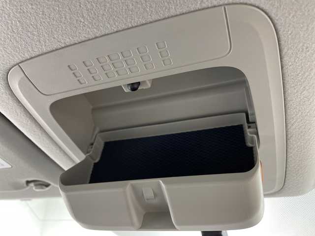 トヨタ ノア Si 福岡県 2014(平26)年 5.9万km ホワイトパールクリスタルシャイン 純正メモリナビ/両側パワースライドドア/3列シート/フルセグテレビ/Bluetooth接続/ウォークスルー/バックカメラ/アイドリングストップ/プッシュスタート/スマートキー/純正ETC/前方コーナーセンサー/CD/DVD再生/MT付きATモード/純正フロアマット