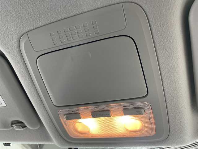 トヨタ ノア Si 福岡県 2014(平26)年 5.9万km ホワイトパールクリスタルシャイン 純正メモリナビ/両側パワースライドドア/3列シート/フルセグテレビ/Bluetooth接続/ウォークスルー/バックカメラ/アイドリングストップ/プッシュスタート/スマートキー/純正ETC/前方コーナーセンサー/CD/DVD再生/MT付きATモード/純正フロアマット