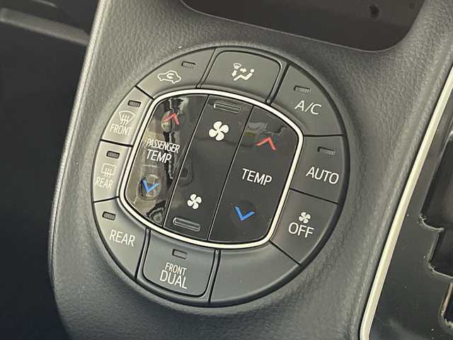 トヨタ ノア Si 福岡県 2014(平26)年 5.9万km ホワイトパールクリスタルシャイン 純正メモリナビ/両側パワースライドドア/3列シート/フルセグテレビ/Bluetooth接続/ウォークスルー/バックカメラ/アイドリングストップ/プッシュスタート/スマートキー/純正ETC/前方コーナーセンサー/CD/DVD再生/MT付きATモード/純正フロアマット