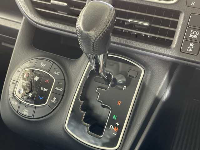 トヨタ ノア Si 福岡県 2014(平26)年 5.9万km ホワイトパールクリスタルシャイン 純正メモリナビ/両側パワースライドドア/3列シート/フルセグテレビ/Bluetooth接続/ウォークスルー/バックカメラ/アイドリングストップ/プッシュスタート/スマートキー/純正ETC/前方コーナーセンサー/CD/DVD再生/MT付きATモード/純正フロアマット