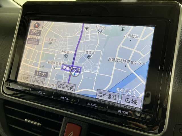 トヨタ ノア Si 福岡県 2014(平26)年 5.9万km ホワイトパールクリスタルシャイン 純正メモリナビ/両側パワースライドドア/3列シート/フルセグテレビ/Bluetooth接続/ウォークスルー/バックカメラ/アイドリングストップ/プッシュスタート/スマートキー/純正ETC/前方コーナーセンサー/CD/DVD再生/MT付きATモード/純正フロアマット