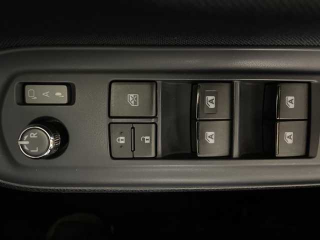 トヨタ ノア Si 福岡県 2014(平26)年 5.9万km ホワイトパールクリスタルシャイン 純正メモリナビ/両側パワースライドドア/3列シート/フルセグテレビ/Bluetooth接続/ウォークスルー/バックカメラ/アイドリングストップ/プッシュスタート/スマートキー/純正ETC/前方コーナーセンサー/CD/DVD再生/MT付きATモード/純正フロアマット