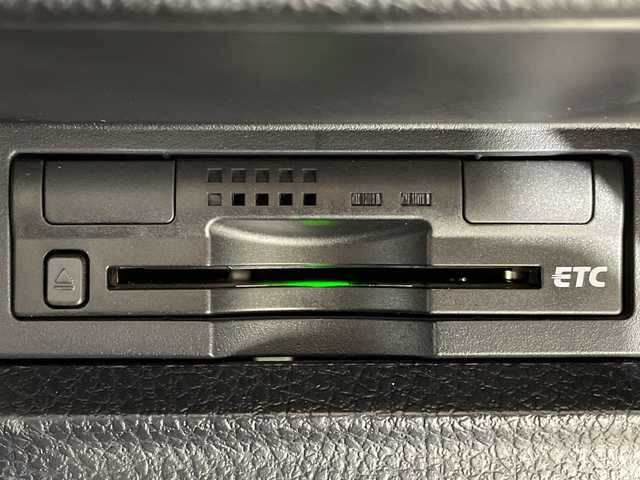 トヨタ ノア Si 福岡県 2014(平26)年 5.9万km ホワイトパールクリスタルシャイン 純正メモリナビ/両側パワースライドドア/3列シート/フルセグテレビ/Bluetooth接続/ウォークスルー/バックカメラ/アイドリングストップ/プッシュスタート/スマートキー/純正ETC/前方コーナーセンサー/CD/DVD再生/MT付きATモード/純正フロアマット