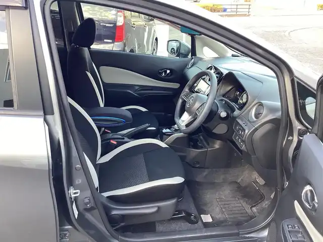 日産 ノート e－パワー X 神奈川県 2019(令1)年 2.1万km ダークメタルグレー ワンオーナー/純正ナビ（AM/FM/DVD/BT/フルセグ）/アラウンドビューモニタ/ドライブレコーダー/ETC/クルーズコントロール/衝突被害軽減システム/レーンキープアシスト/コーナーセンサー/横滑り防止装置/アイドリングストップ/純正アルミホイール/純正フロアマット/ステアリングスイッチ/電動格納ミラー/スマートキー