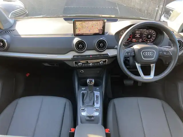 アウディ アウディ Ｑ２ 35TFSI アドバンスド 熊本県 2023(令5)年 1.7万km ミトスブラックメタリック ・スマートキー/・プッシュスタート/・ハイビームアシスト/・パークエイド/・アダプティブドライブアシスト/・距離警告/・Audiプレセンス/・Audiサイドアシスト/・Audiアクティブレーンアシスト/・休憩の推奨/・クルーズコントロール(追従式)/・前席シートヒーター/・純正メモリナビ/　【DVD・Bluetooth・USB・SD・AUX】/・フルセグTV/・バックカメラ/・ETC/・バーチャルコクピット/・ドライブレコーダー(前方録画)/・パワーバックドア/・LEDヘッドランプ/・純正マット
