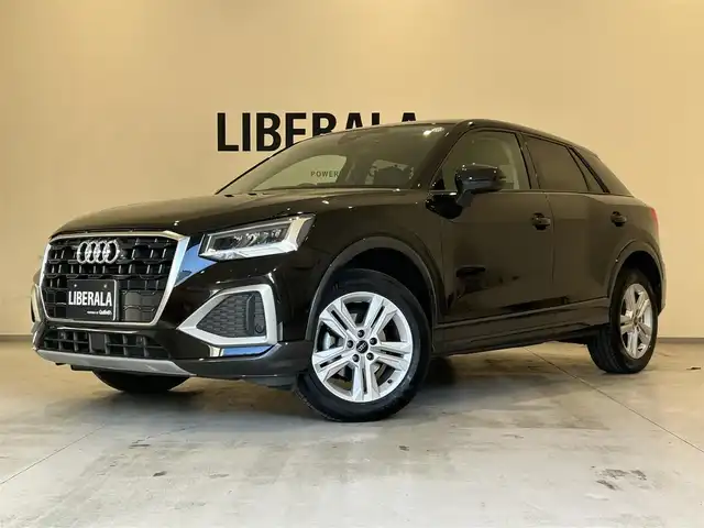 アウディ アウディ Ｑ２ 35TFSI アドバンスド 熊本県 2023(令5)年 1.7万km ミトスブラックメタリック ・スマートキー/・プッシュスタート/・ハイビームアシスト/・パークエイド/・アダプティブドライブアシスト/・距離警告/・Audiプレセンス/・Audiサイドアシスト/・Audiアクティブレーンアシスト/・休憩の推奨/・クルーズコントロール(追従式)/・前席シートヒーター/・純正メモリナビ/　【DVD・Bluetooth・USB・SD・AUX】/・フルセグTV/・バックカメラ/・ETC/・バーチャルコクピット/・ドライブレコーダー(前方録画)/・パワーバックドア/・LEDヘッドランプ/・純正マット