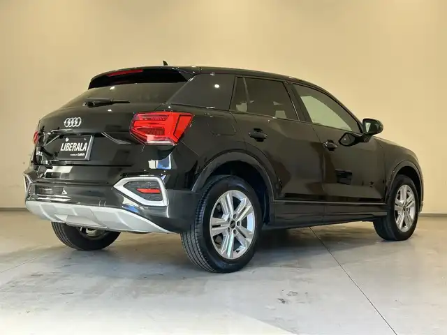 アウディ アウディ Ｑ２ 35TFSI アドバンスド 熊本県 2023(令5)年 1.7万km ミトスブラックメタリック ・スマートキー/・プッシュスタート/・ハイビームアシスト/・パークエイド/・アダプティブドライブアシスト/・距離警告/・Audiプレセンス/・Audiサイドアシスト/・Audiアクティブレーンアシスト/・休憩の推奨/・クルーズコントロール(追従式)/・前席シートヒーター/・純正メモリナビ/　【DVD・Bluetooth・USB・SD・AUX】/・フルセグTV/・バックカメラ/・ETC/・バーチャルコクピット/・ドライブレコーダー(前方録画)/・パワーバックドア/・LEDヘッドランプ/・純正マット
