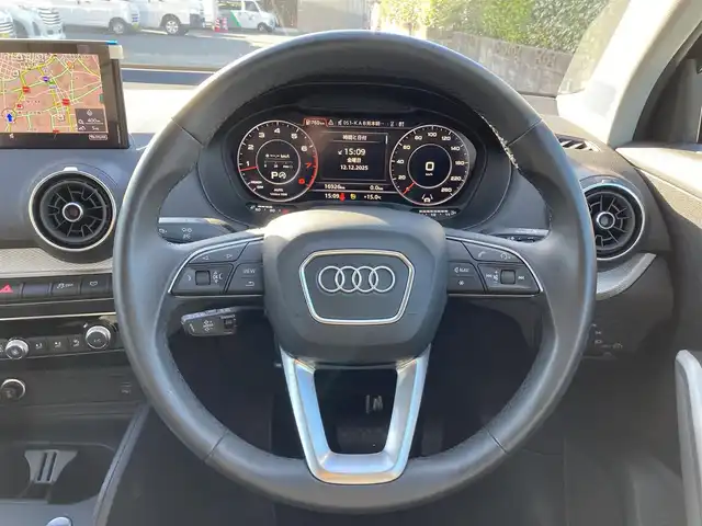 アウディ アウディ Ｑ２ 35TFSI アドバンスド 熊本県 2023(令5)年 1.7万km ミトスブラックメタリック ・スマートキー/・プッシュスタート/・ハイビームアシスト/・パークエイド/・アダプティブドライブアシスト/・距離警告/・Audiプレセンス/・Audiサイドアシスト/・Audiアクティブレーンアシスト/・休憩の推奨/・クルーズコントロール(追従式)/・前席シートヒーター/・純正メモリナビ/　【DVD・Bluetooth・USB・SD・AUX】/・フルセグTV/・バックカメラ/・ETC/・バーチャルコクピット/・ドライブレコーダー(前方録画)/・パワーバックドア/・LEDヘッドランプ/・純正マット