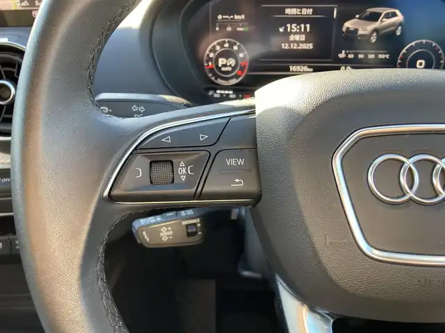 アウディ アウディ Ｑ２ 35TFSI アドバンスド 熊本県 2023(令5)年 1.7万km ミトスブラックメタリック ・スマートキー/・プッシュスタート/・ハイビームアシスト/・パークエイド/・アダプティブドライブアシスト/・距離警告/・Audiプレセンス/・Audiサイドアシスト/・Audiアクティブレーンアシスト/・休憩の推奨/・クルーズコントロール(追従式)/・前席シートヒーター/・純正メモリナビ/　【DVD・Bluetooth・USB・SD・AUX】/・フルセグTV/・バックカメラ/・ETC/・バーチャルコクピット/・ドライブレコーダー(前方録画)/・パワーバックドア/・LEDヘッドランプ/・純正マット
